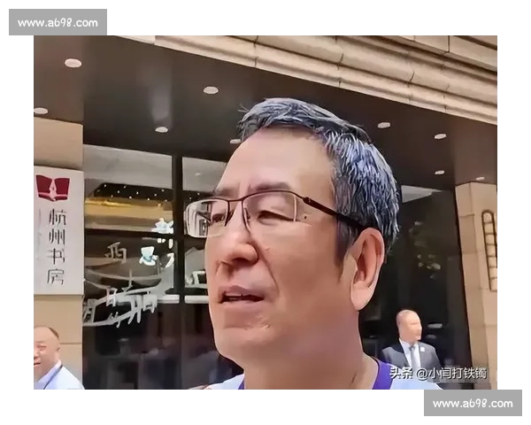 58 岁白岩松足球赛滑倒引担忧:健康亮红灯,运动安全需警惕 58 岁白岩松足球赛滑倒引担忧:健康亮红灯,运动安全需警惕