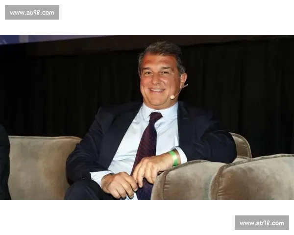 德比失利后,拉波尔塔现身体育城重申支持 德比失利后,拉波尔塔现身体育城重申支持